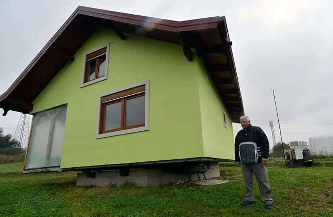 Мужчина построил дом, который может за секунды обернуться вокруг оси. Видео