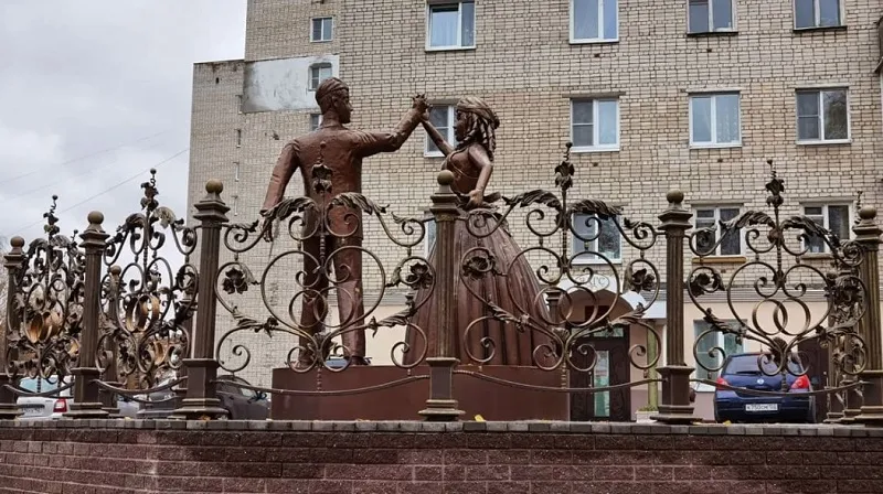 «Родители зомби-Алёнки»: российский загс украсили статуей уродливых молодожёнов
