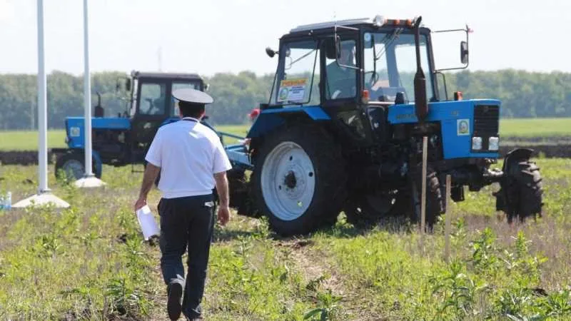 «Дочка» Севастопольского винзавода лишилась двух тракторов за долги