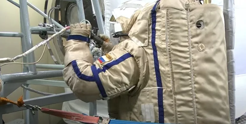 Появилось видео, как российские космонавты тренируются высаживаться на Луну