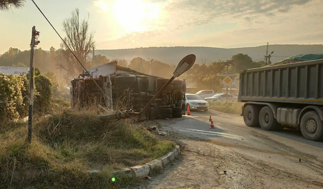 В Севастополе очередной грузовик пал жертвой нарушения ПДД
