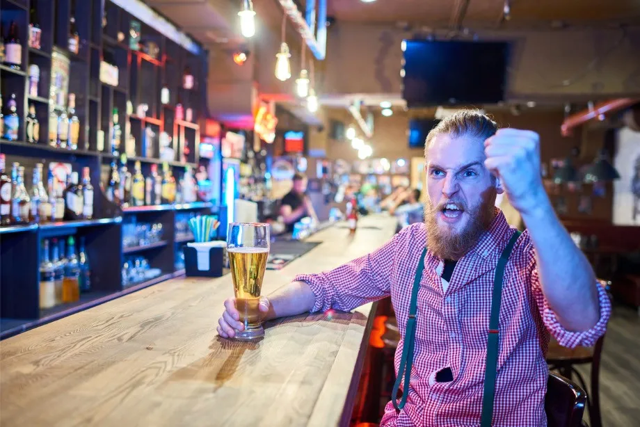Севастополец без QR-кода попытался от обиды разнести бар
