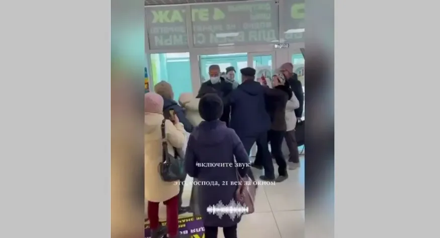 Пенсионерки без QR-кодов силой прорвались в торговый центр. Видео