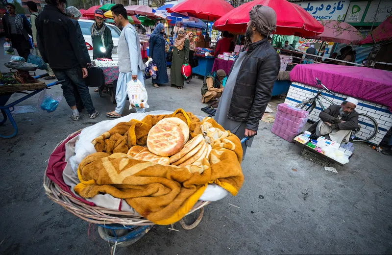 «Аленка», сгущенка и соленый огурец: почему афганцы обожают «деликатес шурави»