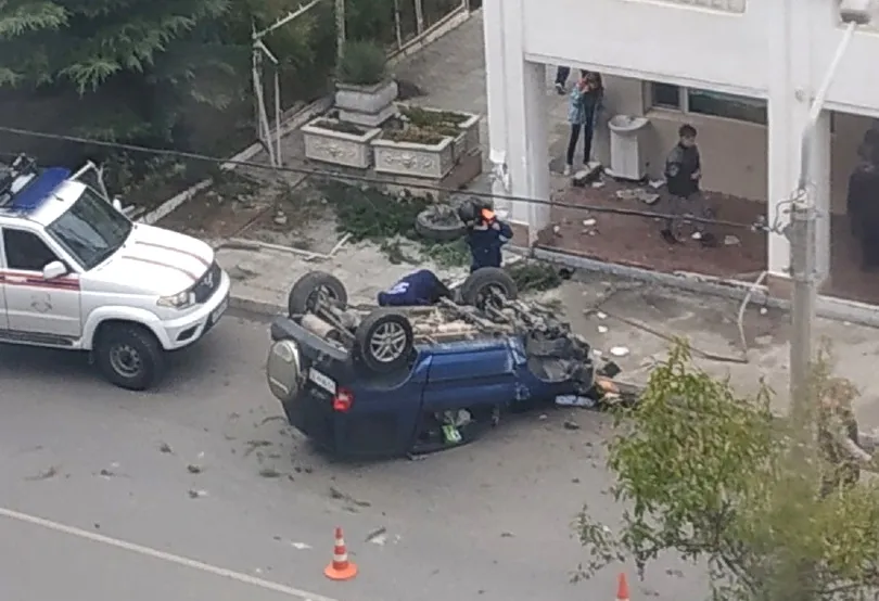 В Севастополе водитель кувырком пролетел сквозь забор и обругал полицию 