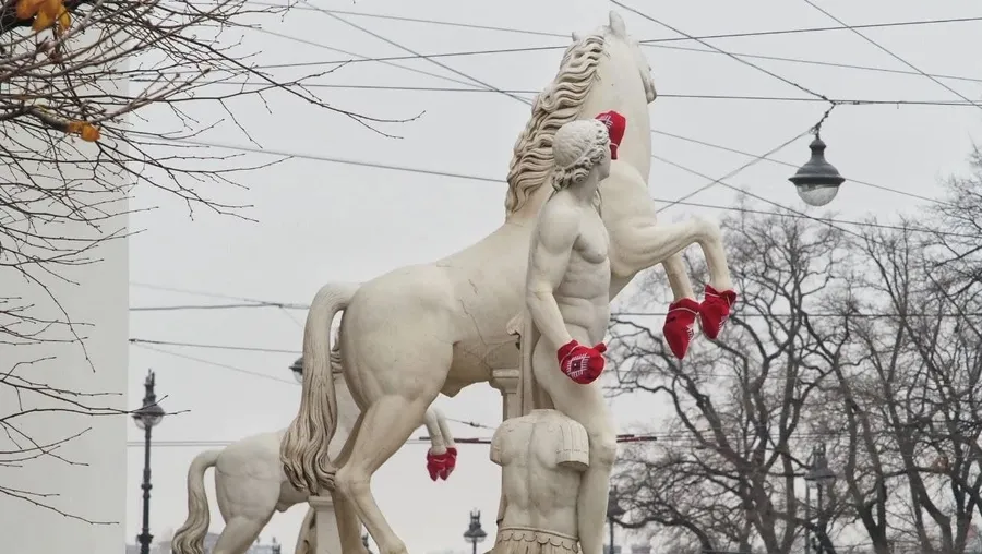 В Санкт-Петербурге задержали блогеров, надевавших варежки на скульптуры 