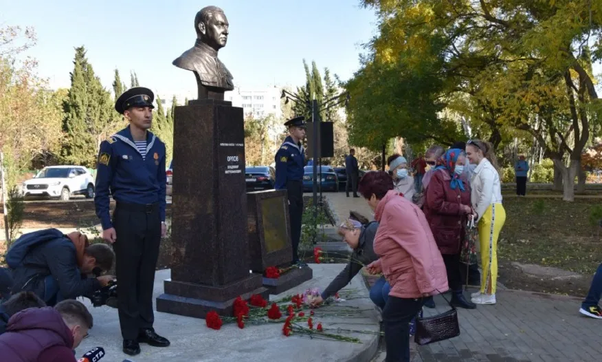 «Как в капле воды»: в Севастополе открыли бюст в память о расстрелянном флагмане флота