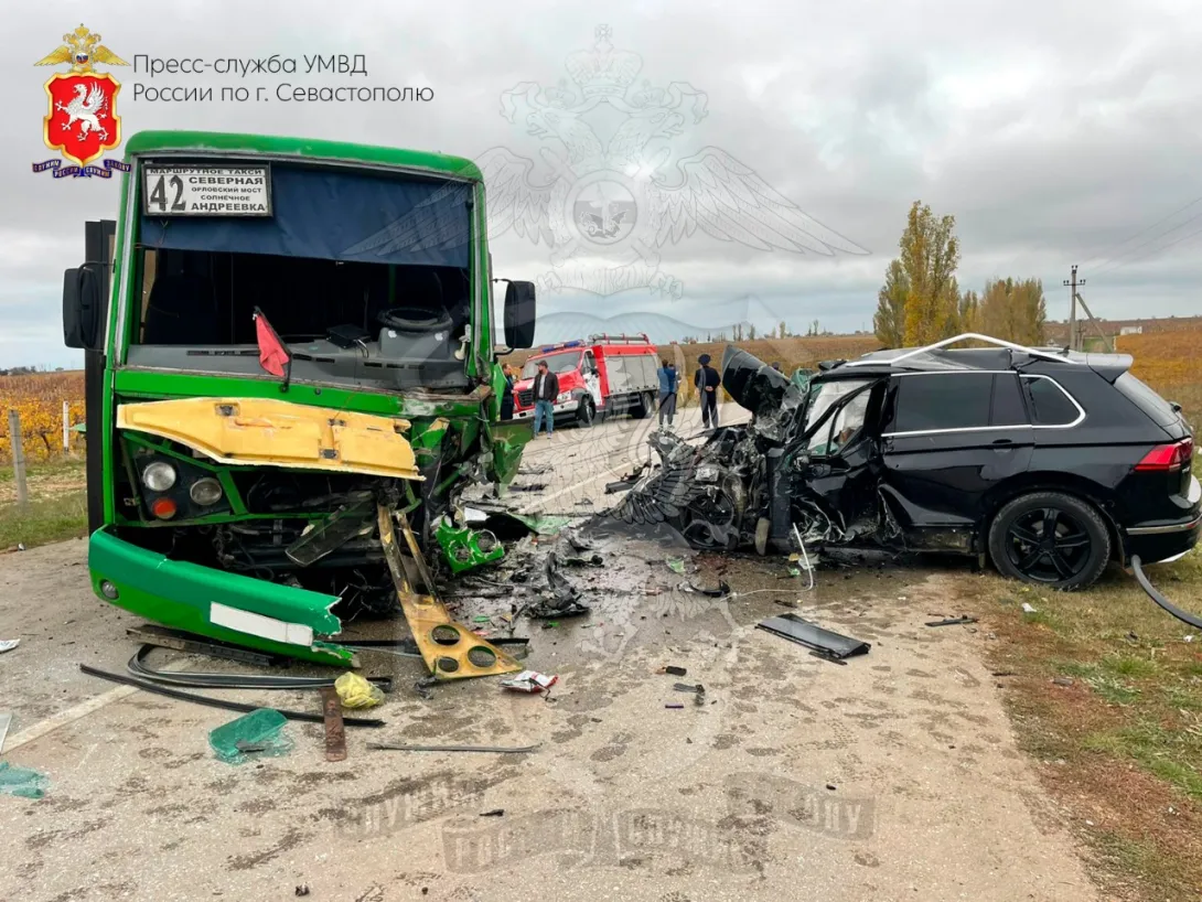 В Севастополе водитель внедорожника разбился сам и травмировал пять человек в автобусе 