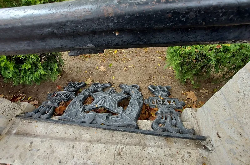 В Севастополе обрушилась памятная часть ограды Приморского бульвара