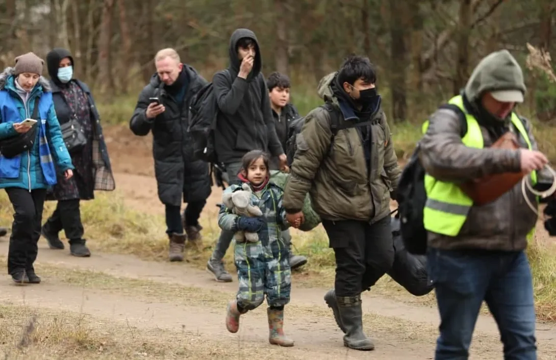 Мигранты вновь предприняли попытку штурма границы. Видео