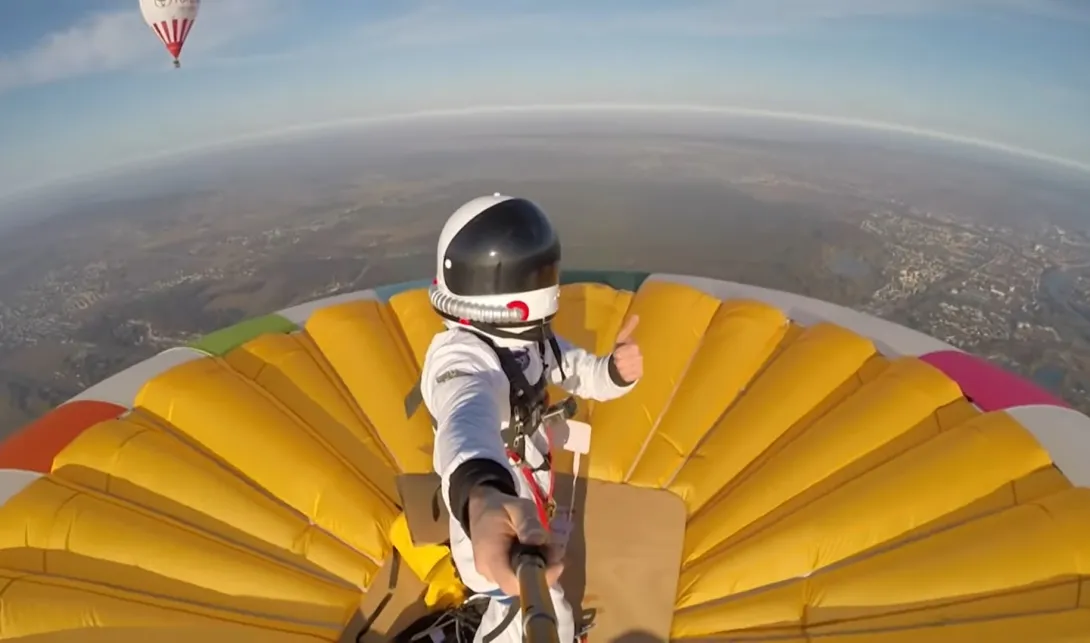 Мужчина побил мировой рекорд, стоя на воздушном шаре. Видео