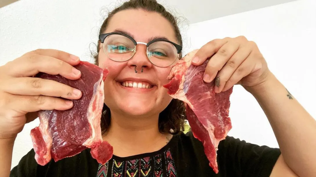 Женщина уже год питается лишь сырым мясом: она рассказала о результате диеты