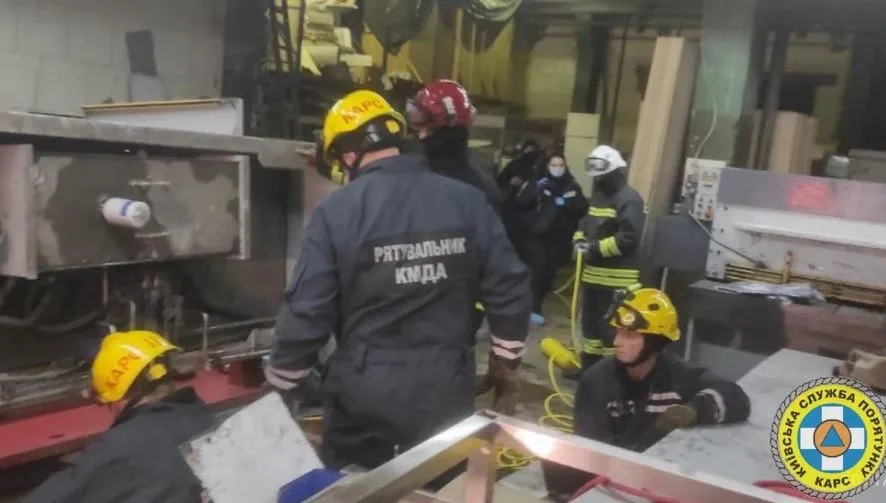 В Киеве многотонный станок упал на рабочих. Оба погибли
