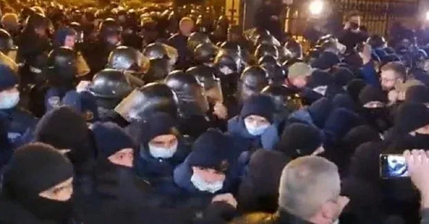 Возле офиса президента Украины произошли столкновения митингующих с силовиками