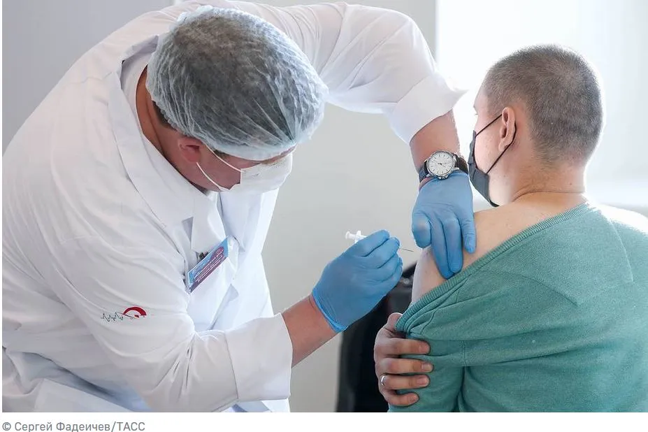 Эксперт: прививка от гриппа не снизит количество антител к COVID-19 