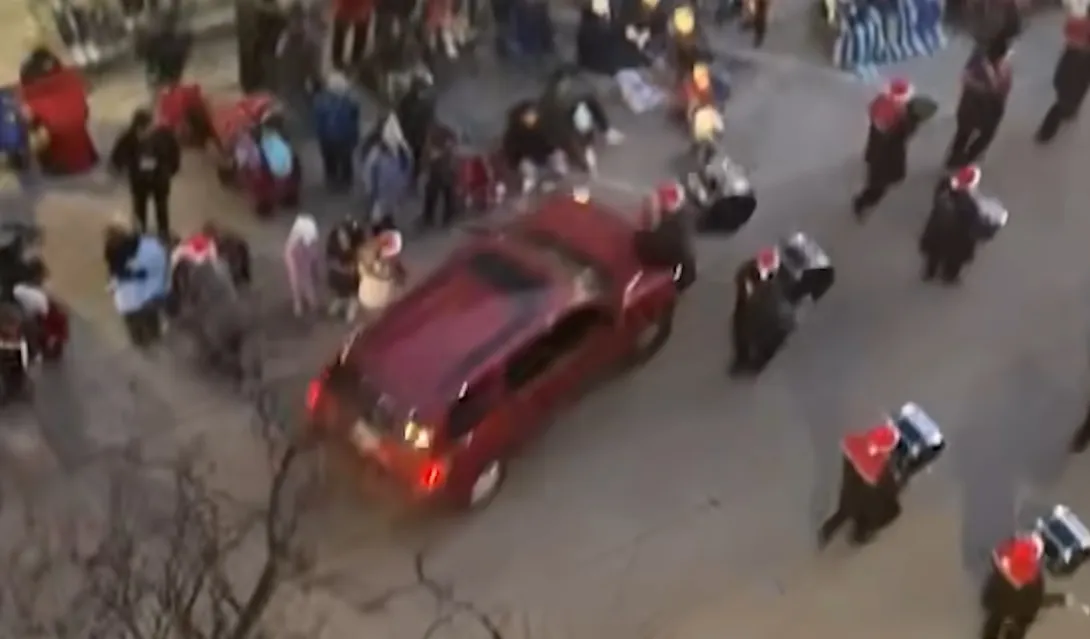 Автомобиль на полной скорости врезался в рождественский парад. Видео