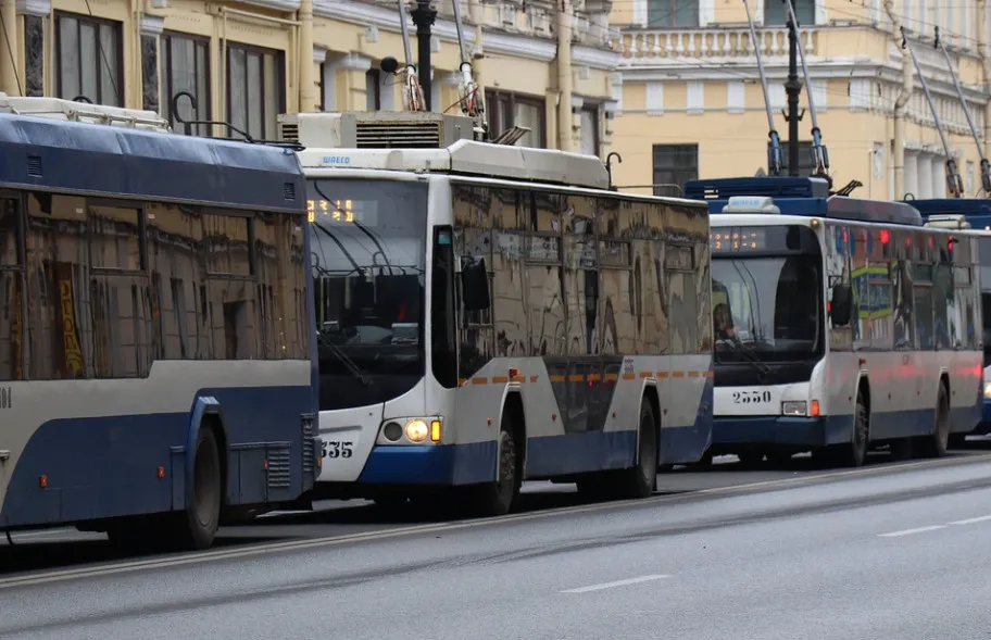 Троллейбусников Севастополя отключают от электроэнергии за долги