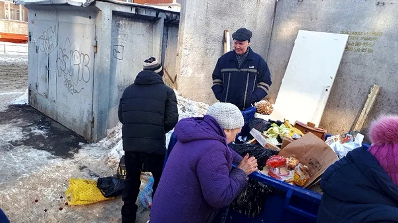 Фудшеринг по-русски: как мы дошли до того, что пенсионеры ищут еду на помойке?