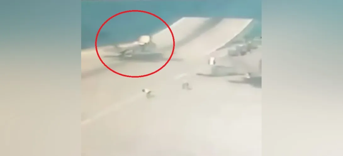 Падение самолёта с авианосца в море попало на видео
