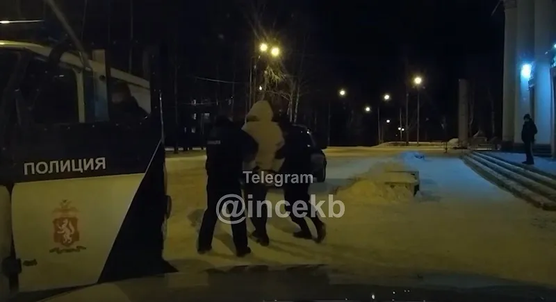 Полицейские жестоко скрутили мужчину за отсутствие маски. Видео