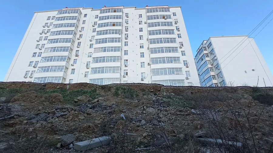 В Севастополе рухнувшую два года назад парковку у жилого дома ещё не восстановили