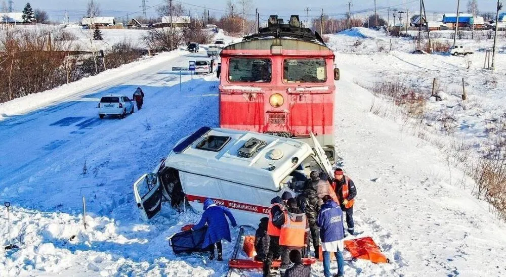 Локомотив врезался в скорую помощь в Комсомольске-на-Амуре