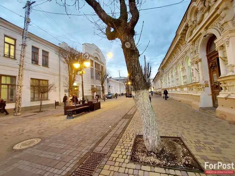 Неизвестные выкрали ажурные решетки в центре крымской столицы