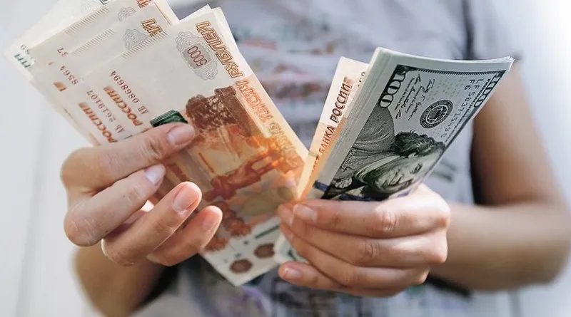 Кассир банка пропала с коробкой, набитой миллионами рублей и валютой. Видео