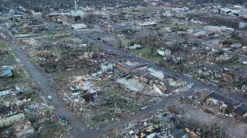 По США пронеслись смертоносные торнадо, которые сносили города. Видео