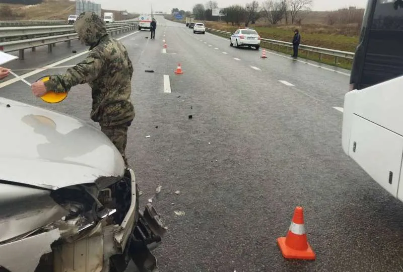 В Крыму насмерть сбили выбравшегося из разбитого автомобиля водителя