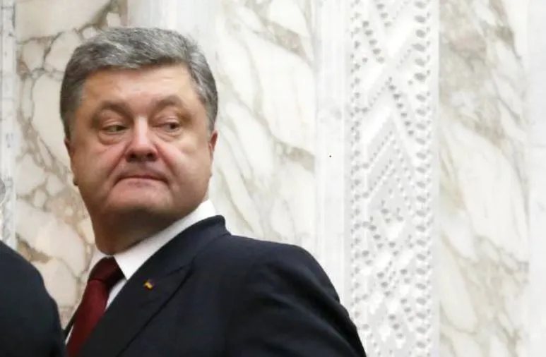 Порошенко покинул Украину вскоре после попытки предъявления ему обвинения