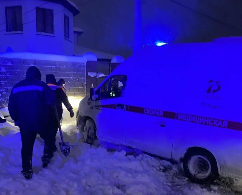 В Севастополе машина скорой помощи застряла в сугробе