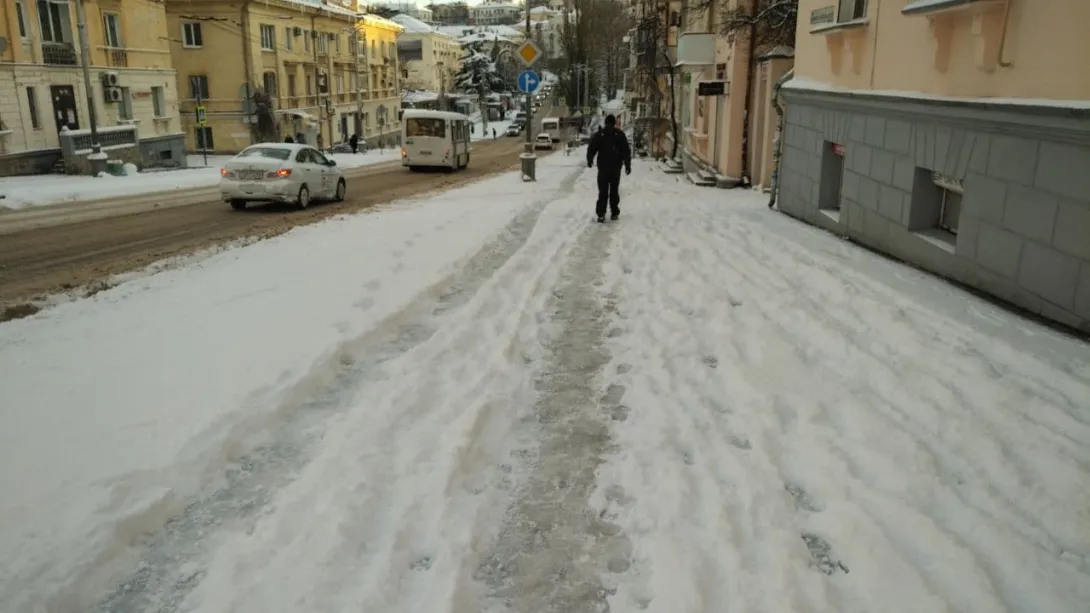 Севастополь с трудом приходит в себя после нового снега
