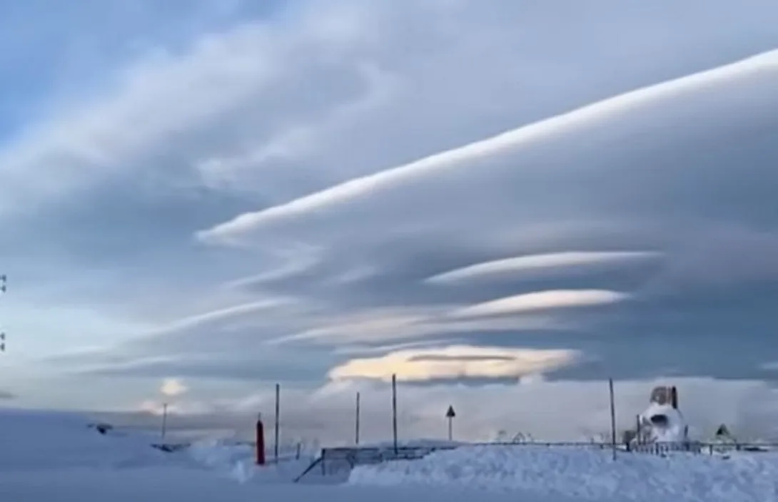 На Черноморье сняли редкие лентикулярные облака. Видео
