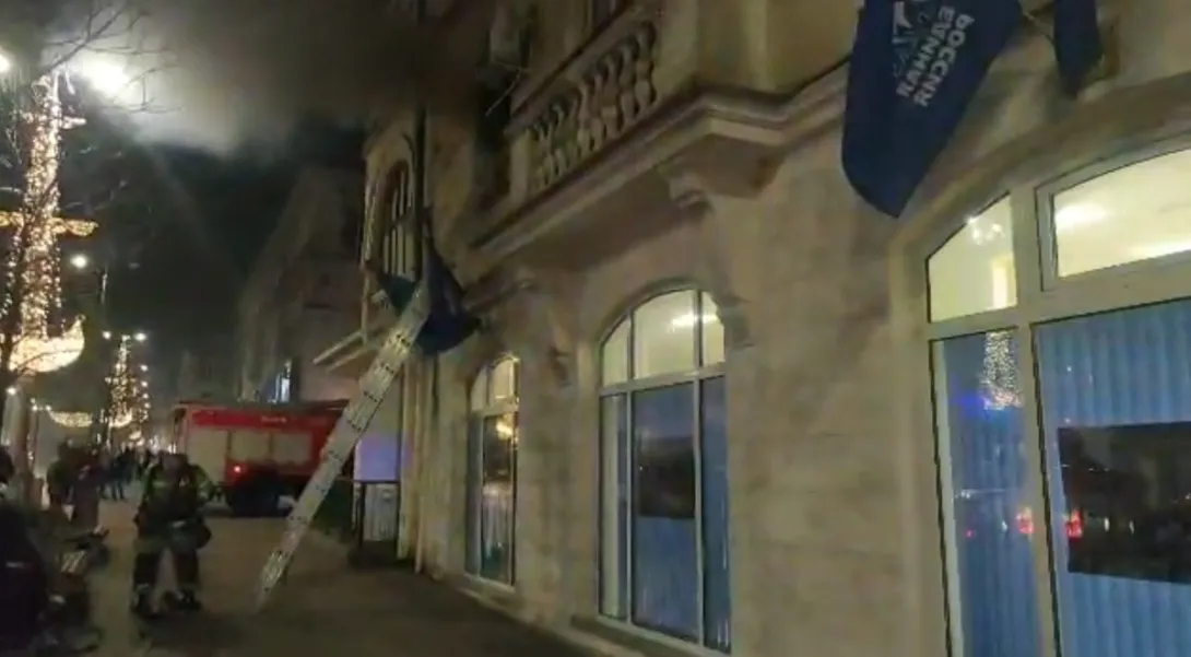 Сильный пожар тушат над севастопольским офисом «Единой России»