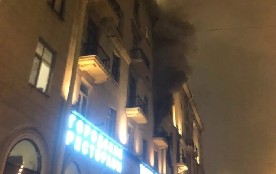 Растянули ковёр: очевидцы спасли мужчину из горящей квартиры. Видео