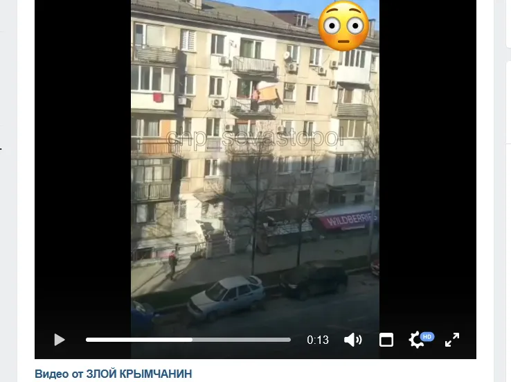 С балкона многоэтажки в Севастополе прямо на головы прохожих летела мебель