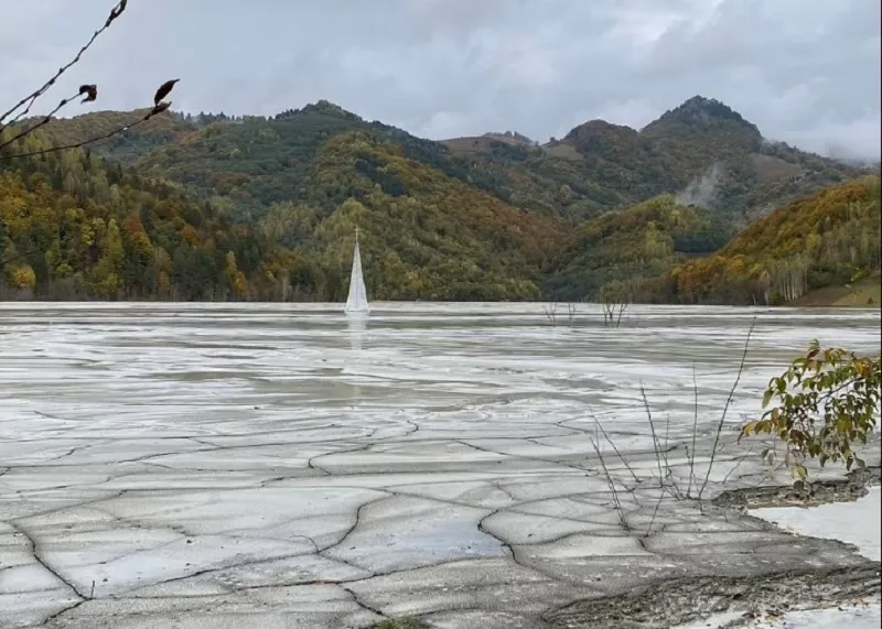 На видео сняли деревню, которую поглотило ядовитое озеро