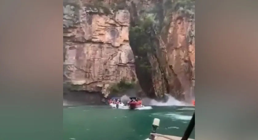На лодки с туристами упал кусок скалы, есть жертвы