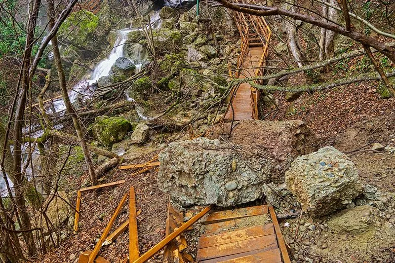 Небывалый камнепад разрушил тропу к известному крымскому водопаду