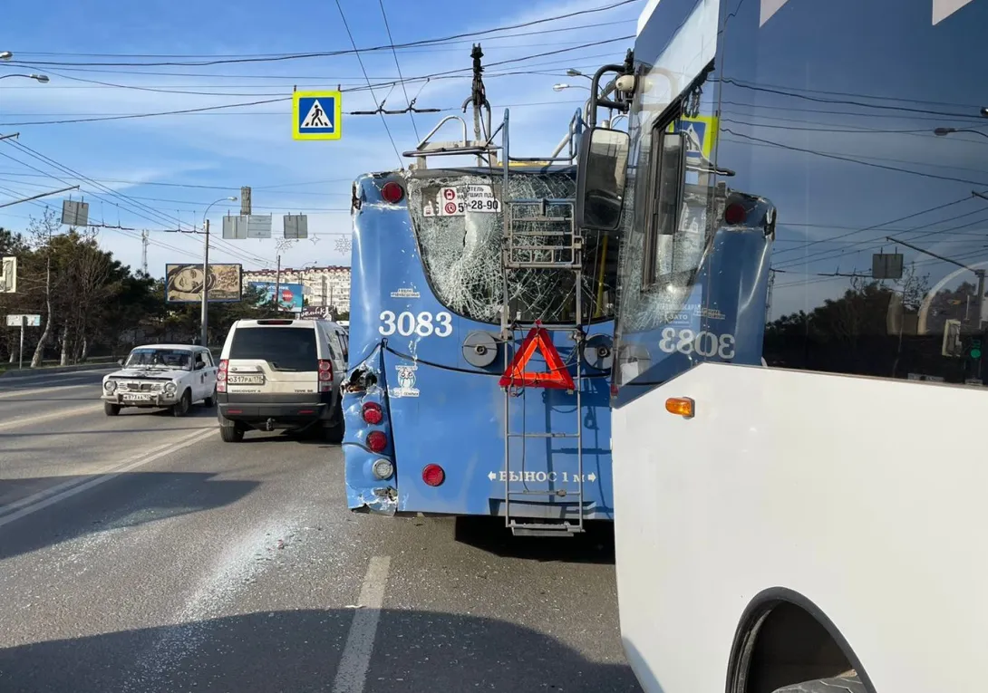 В Севастополе в столкновении троллейбуса и автобуса пострадали дети 