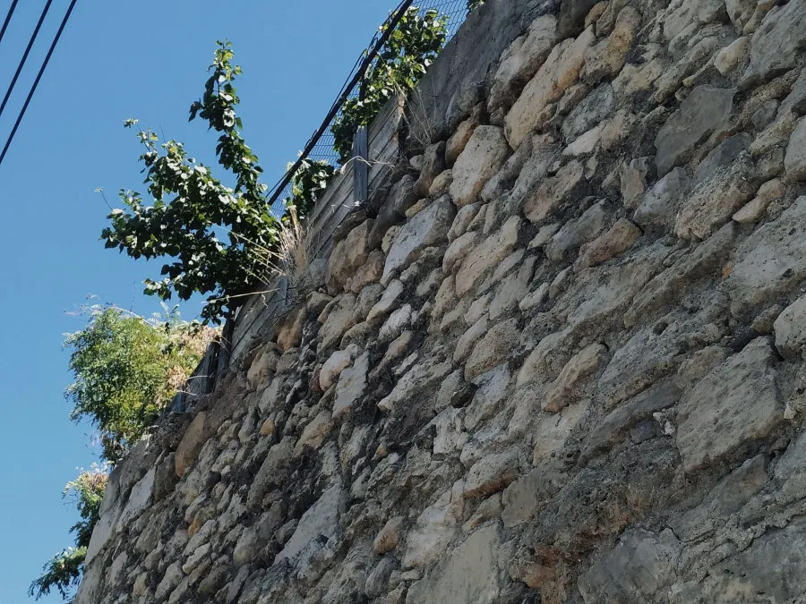 У Севастополя дошли руки до падающей на дорогу подпорной стенки 