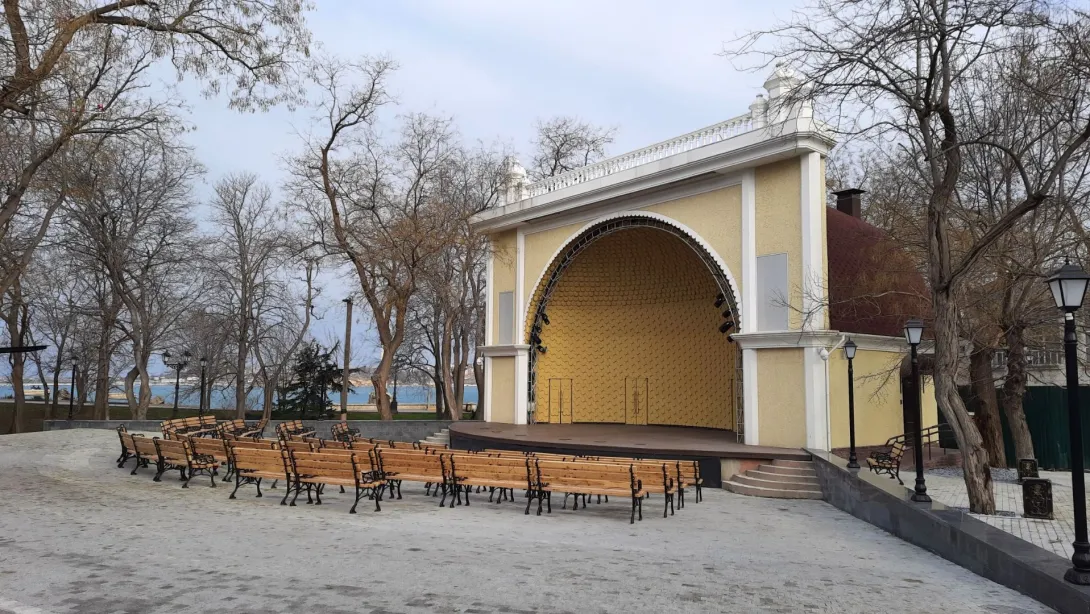 Скамейки на обновленной «Ракушке» в Севастополе будут жить вольной жизнью 
