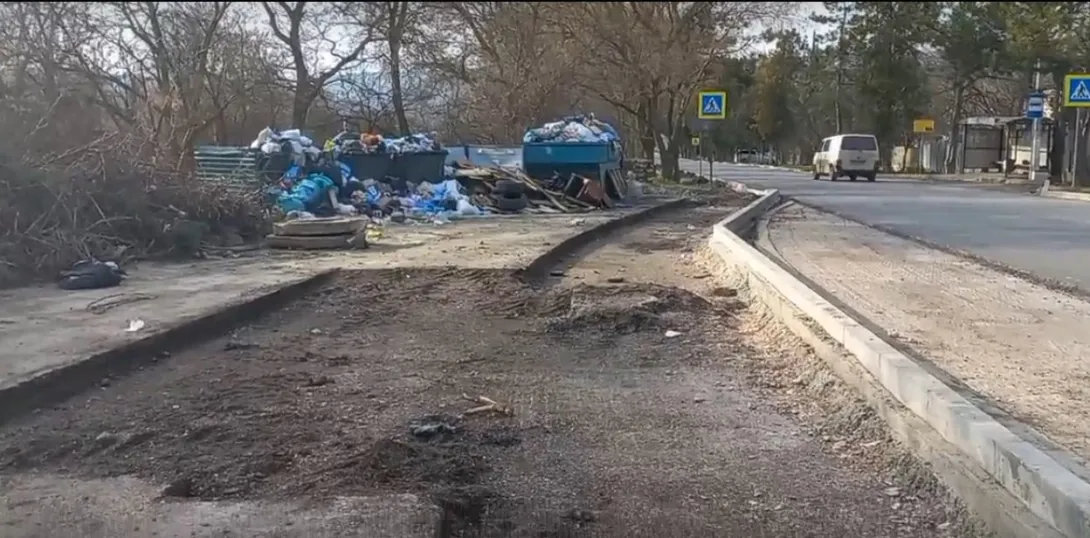 В Севастополе бордюрная баррикада отсекла инфраструктуру от остального мира