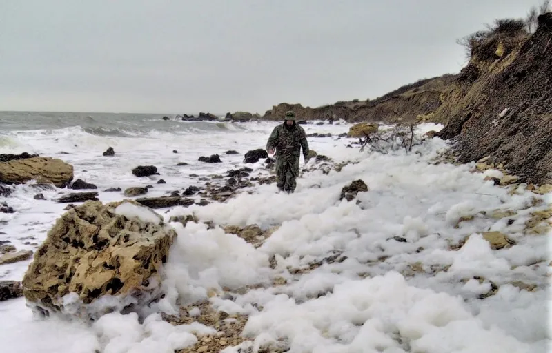 Море устроило «пенную вечеринку» на пляже в Восточном Крыму