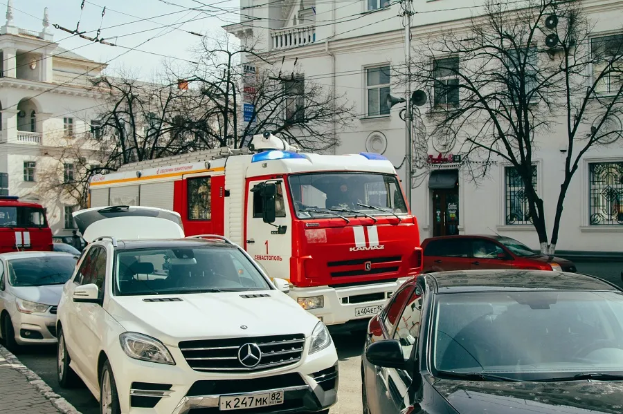 Заставленные дворы и дорожные пробки не дают работать спасателям Севастополя