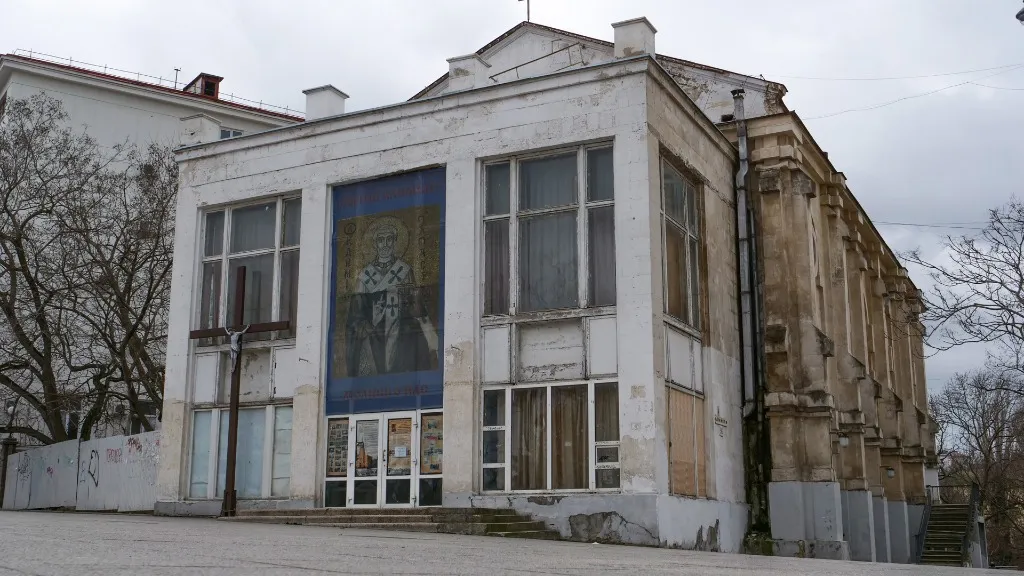 Уже не кинотеатр, но еще не костел: в Севастополе продолжает разрушаться «Дружба»