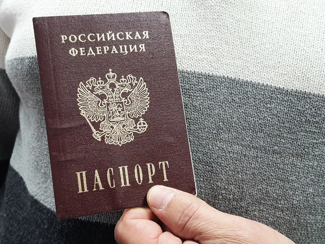 Жители Севастополя продолжают получать российские паспорта