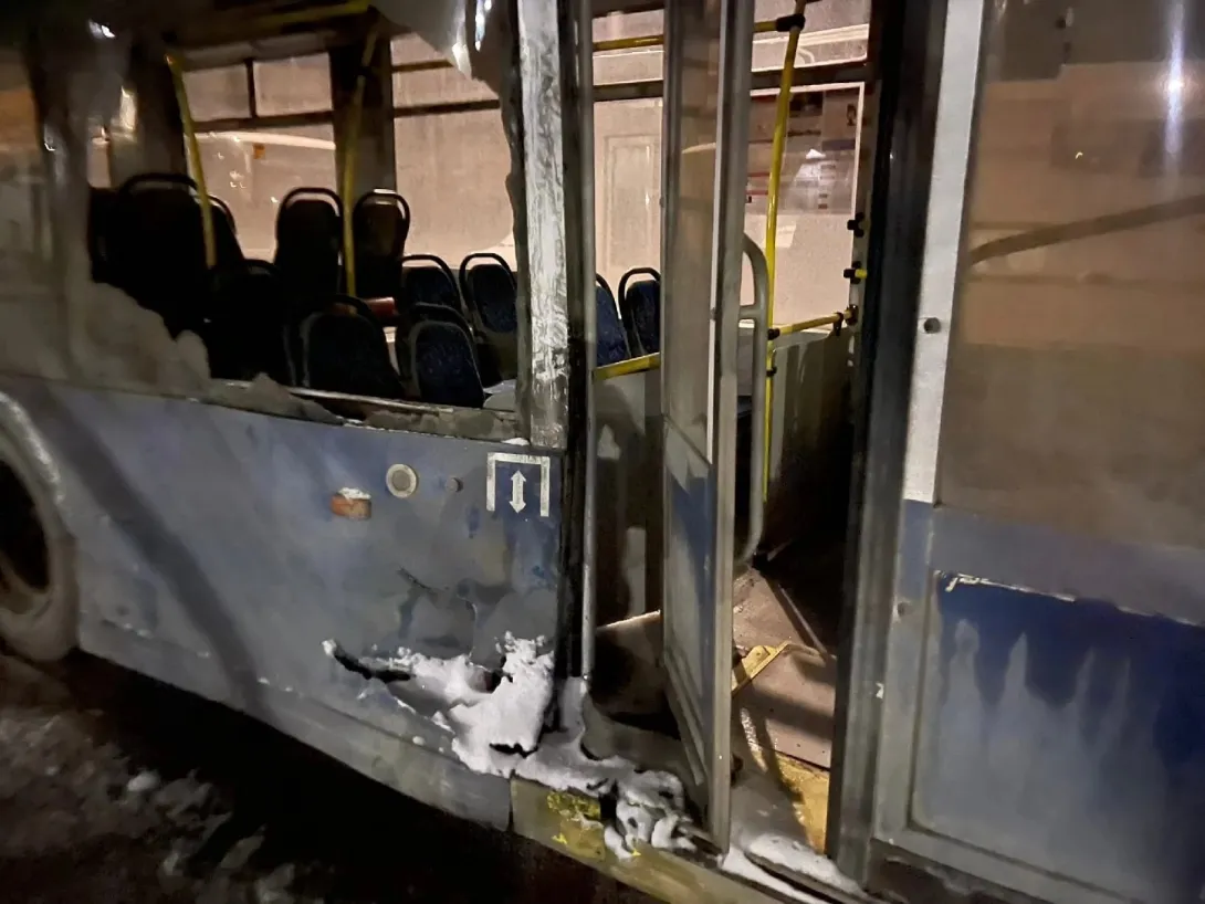 Разбито стекло и разорвана обшивка: о троллейбусной аварии в Севастополе
