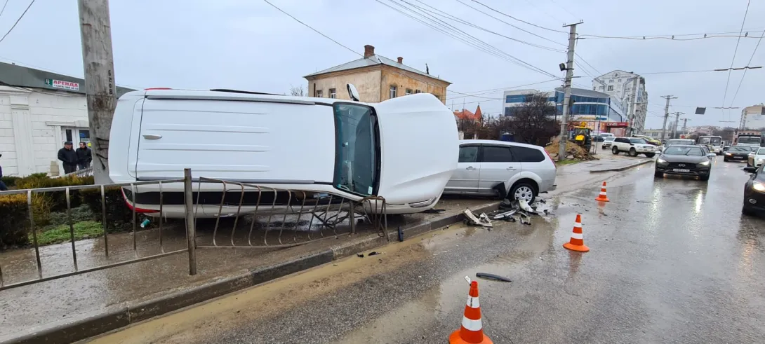 Автомобиль застрял на заборе после ДТП в Севастополе 